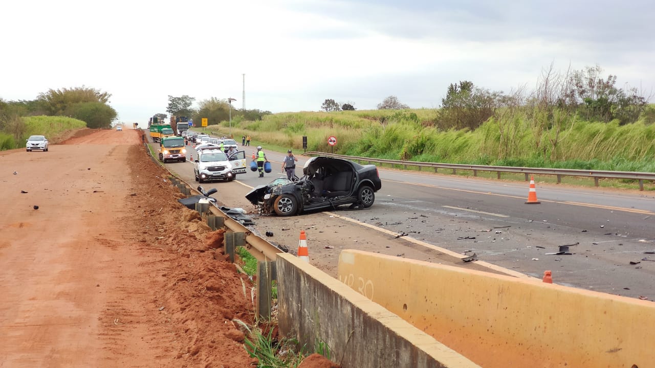 Foto 2 de 12 — ​Motorista fica gravemente ferido ao bater carro em caminhão de gado